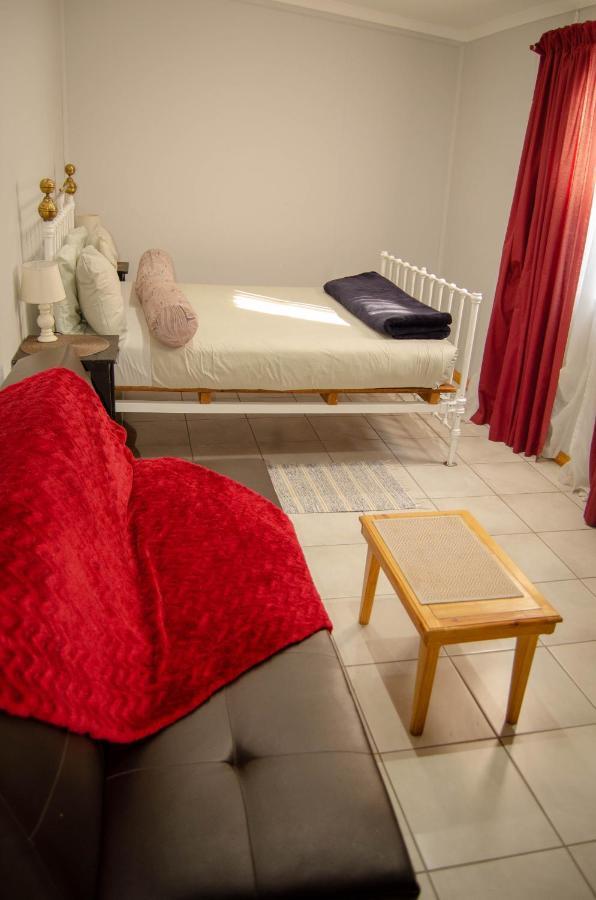 A&R Guesthouse Bloemfontein Extérieur photo