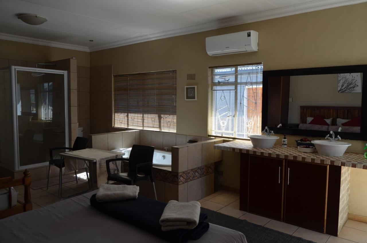 A&R Guesthouse Bloemfontein Extérieur photo