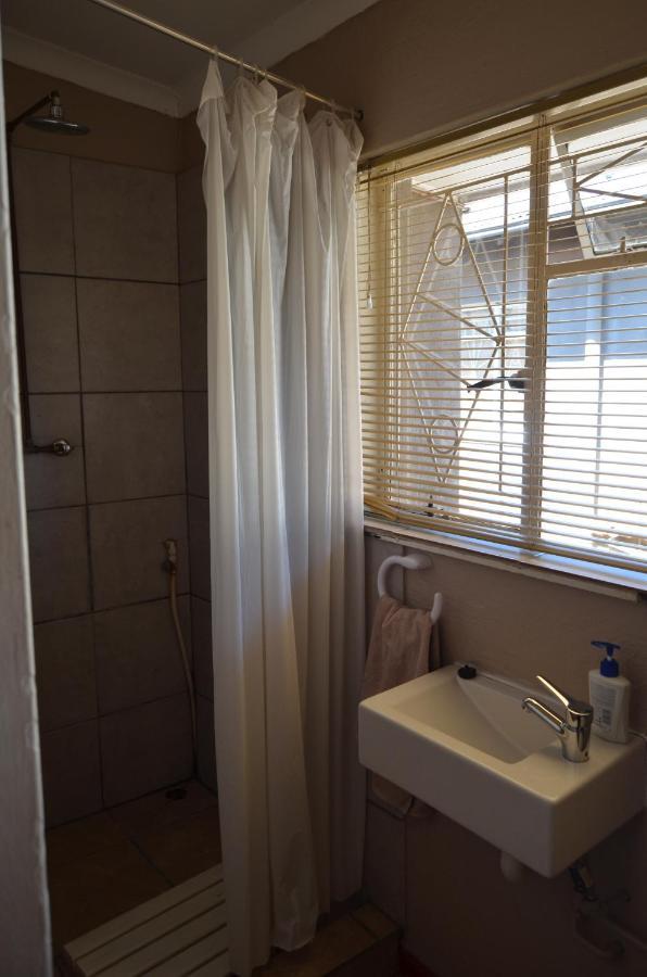 A&R Guesthouse Bloemfontein Extérieur photo