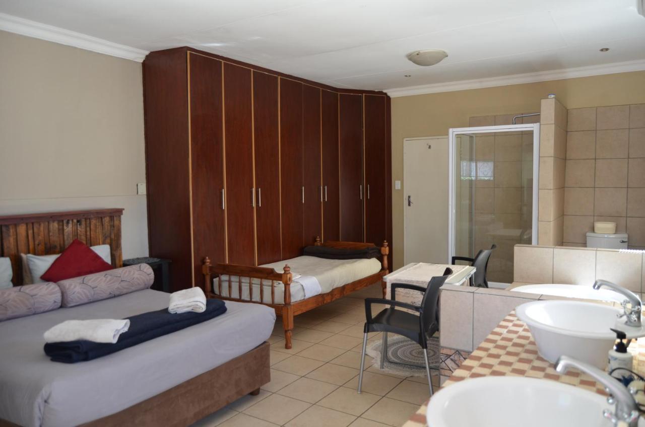 A&R Guesthouse Bloemfontein Extérieur photo
