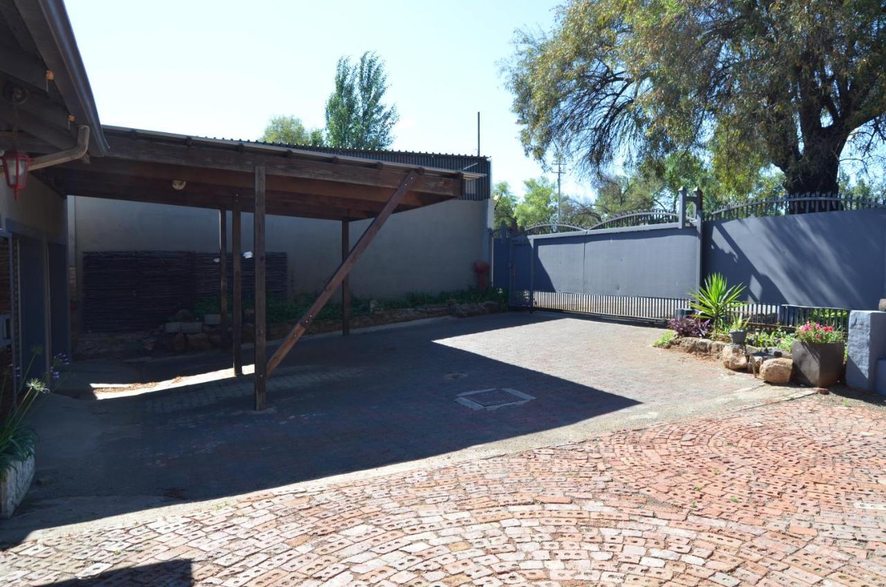 A&R Guesthouse Bloemfontein Extérieur photo